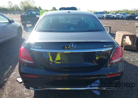 2017 Mercedes-Benz E 300 4Matic из США, поврежденный, VIN WDDZF4KB4HA062332